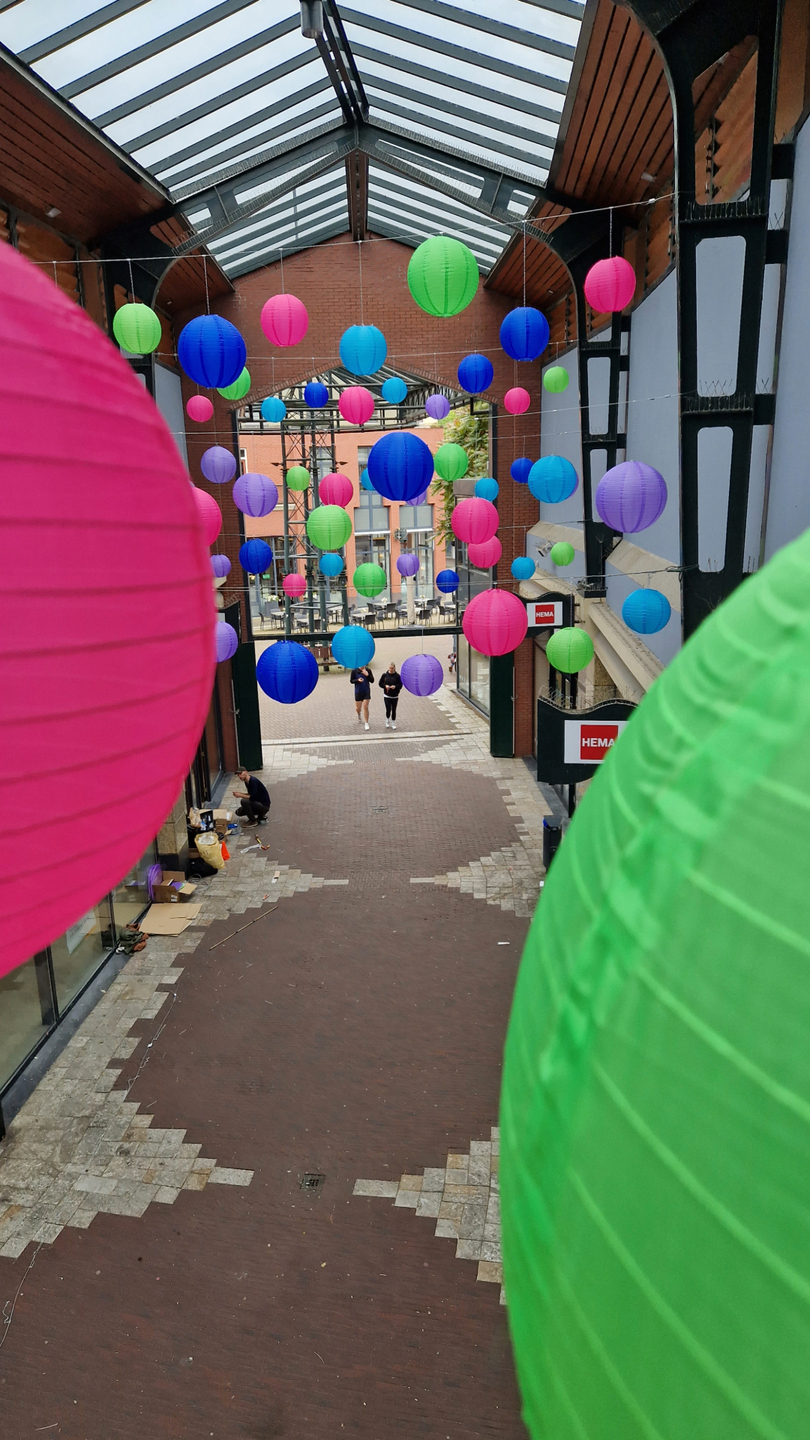 Kleurrijke lampionnen winkelcentrum De Kerverij